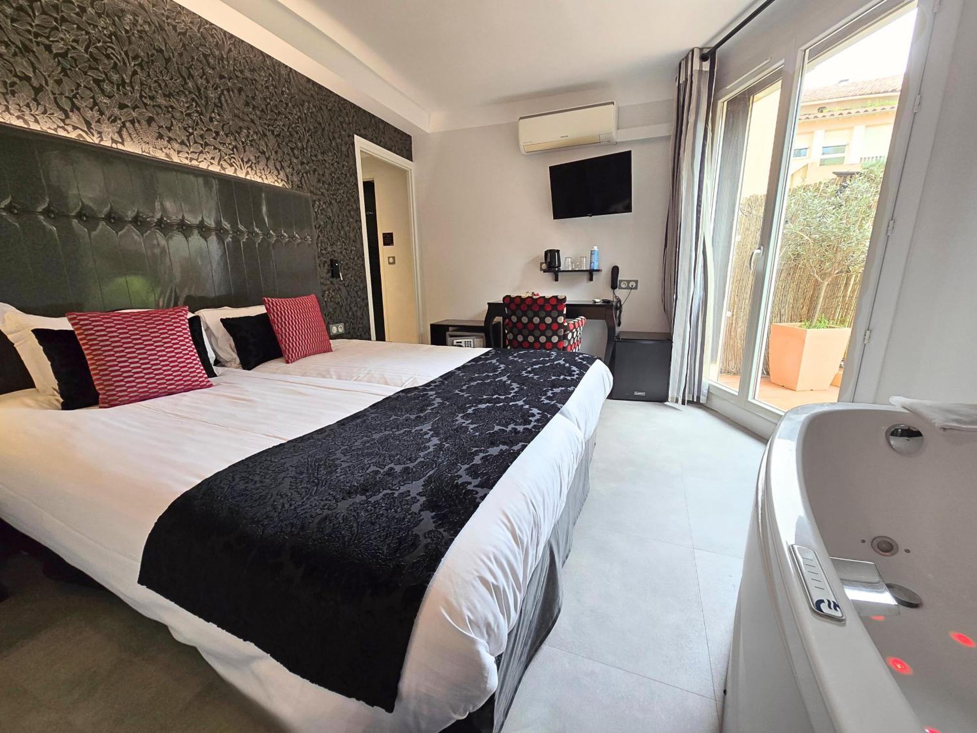 Double or Twin room corner bathtub terrace
