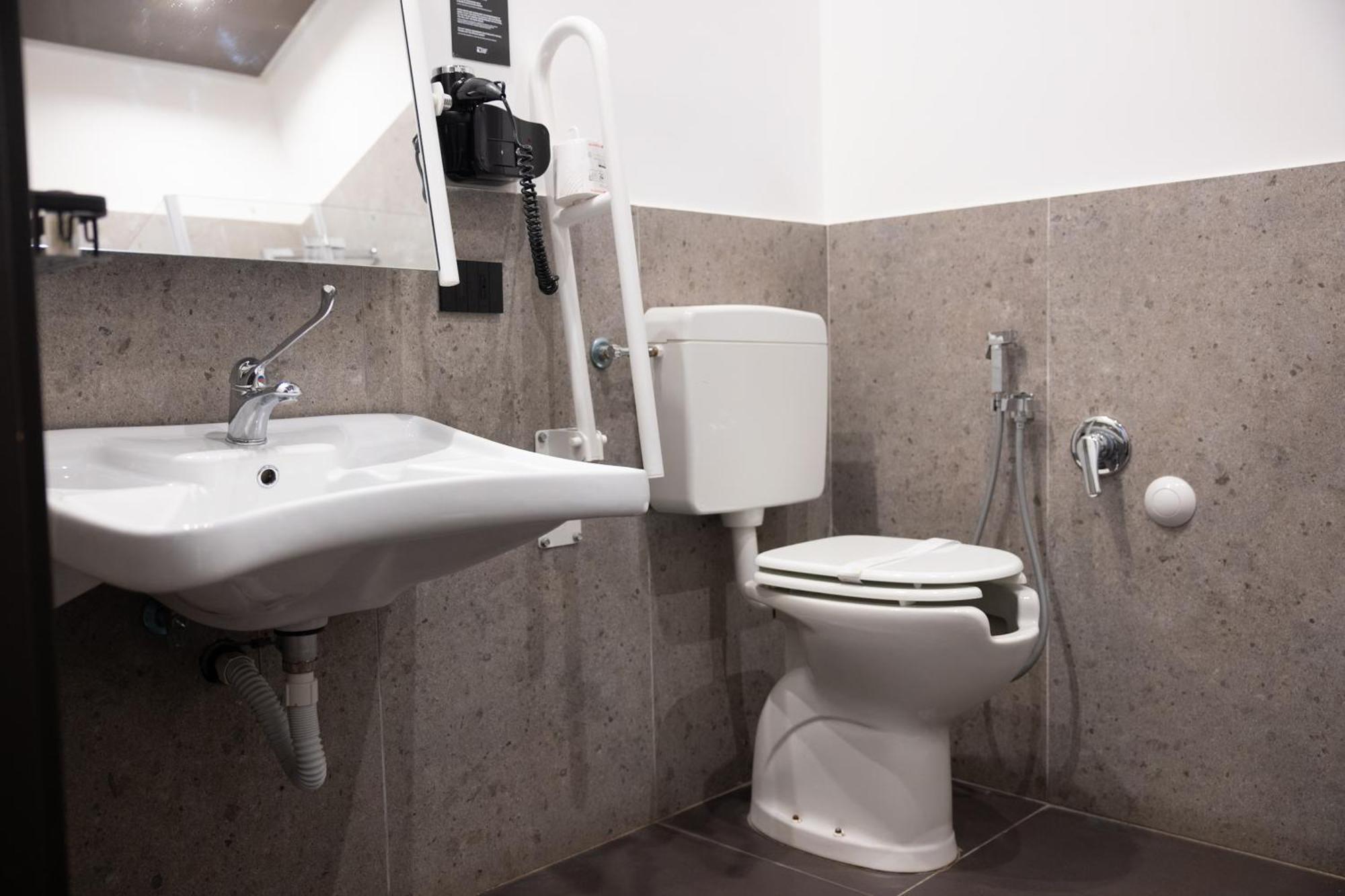 Double or Twin Room Disability Access,1661665451:JPEG