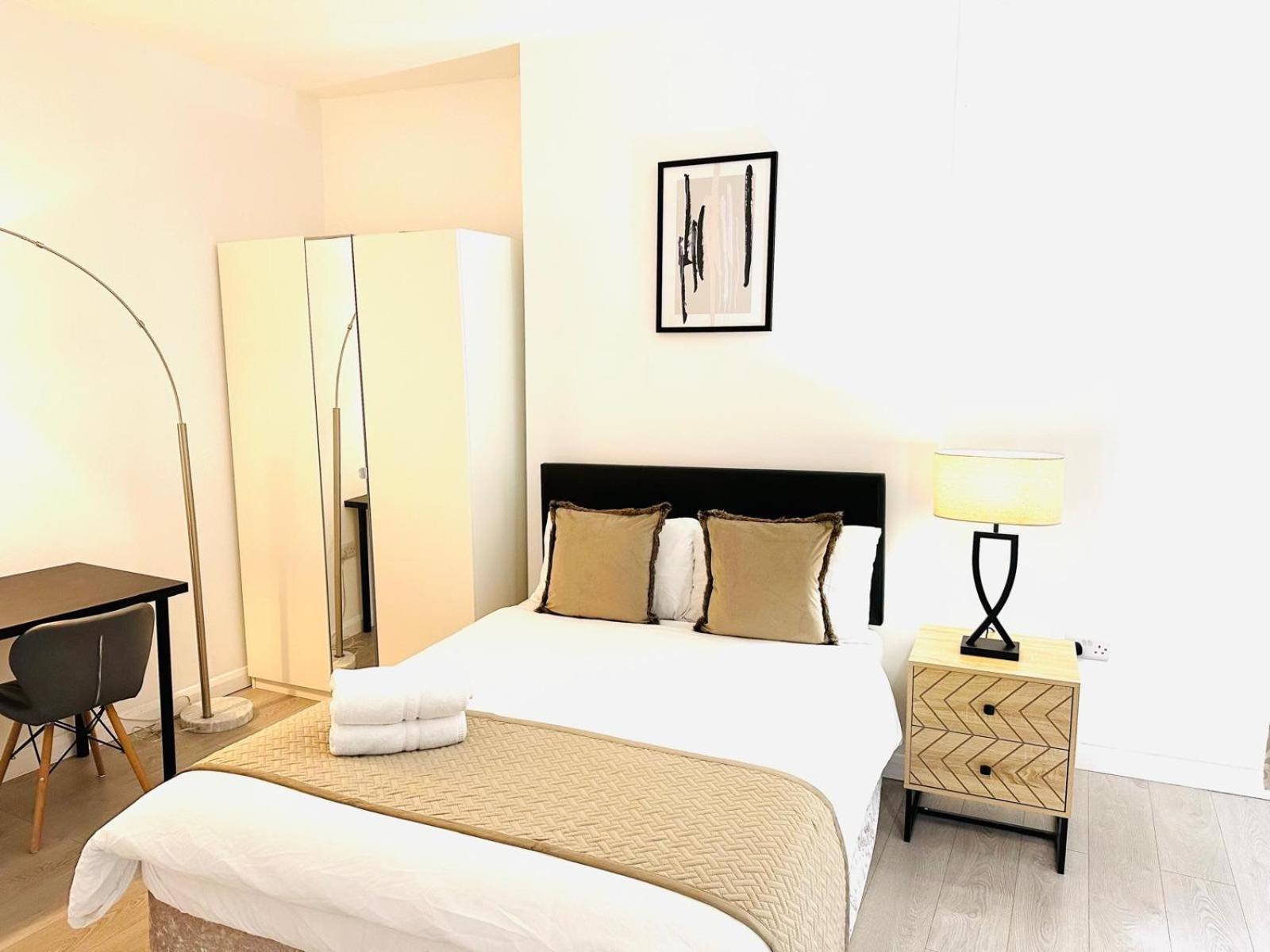 Deluxe Double Room Shower,1663087329:JPEG