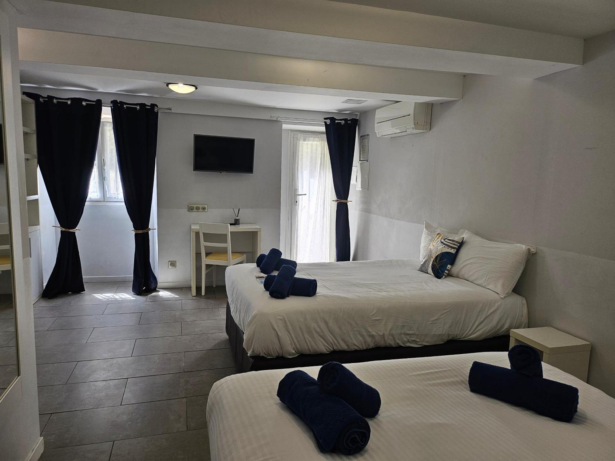 Quadruple Room with private bathroom - Partial Basement- parking side