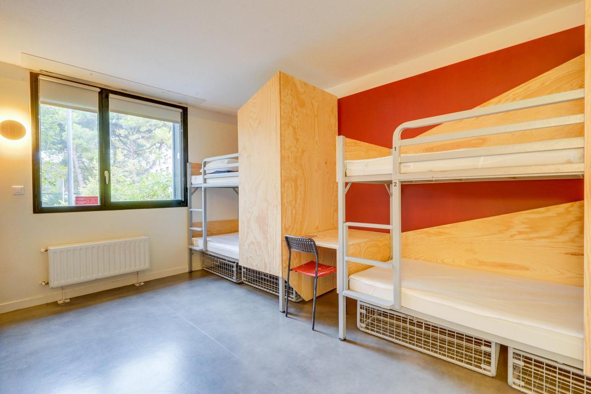 Lit dans Dortoir pour Hommes de 6 Lits