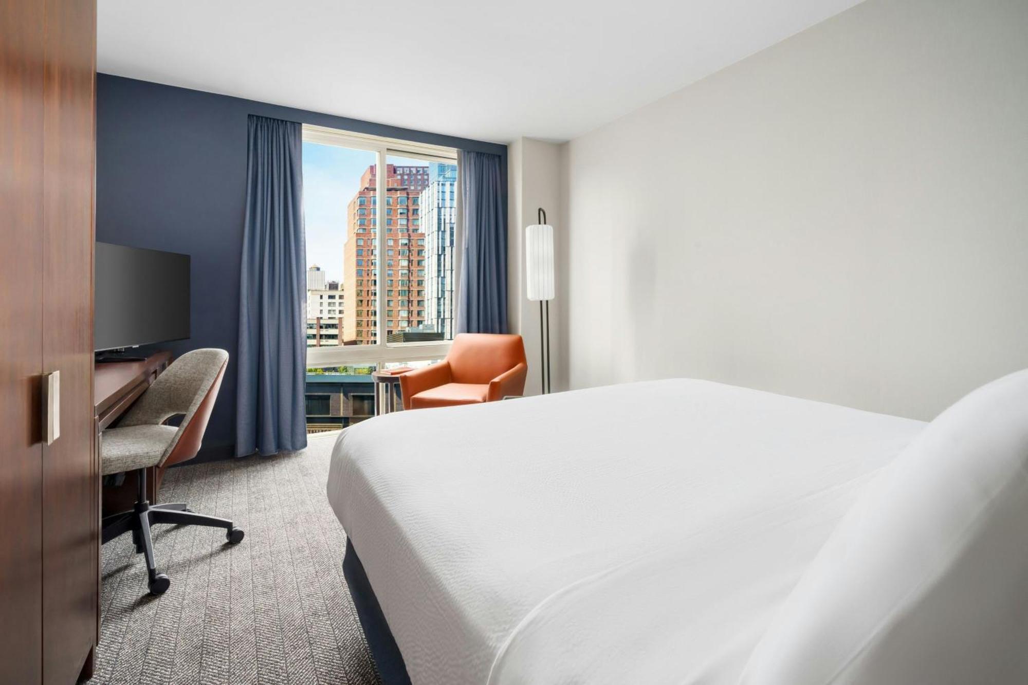 Chambre Lit King-Size - Douche avec Siège de Transfert - Accessible aux Personnes Malentendantes et à Mobilité Réduite