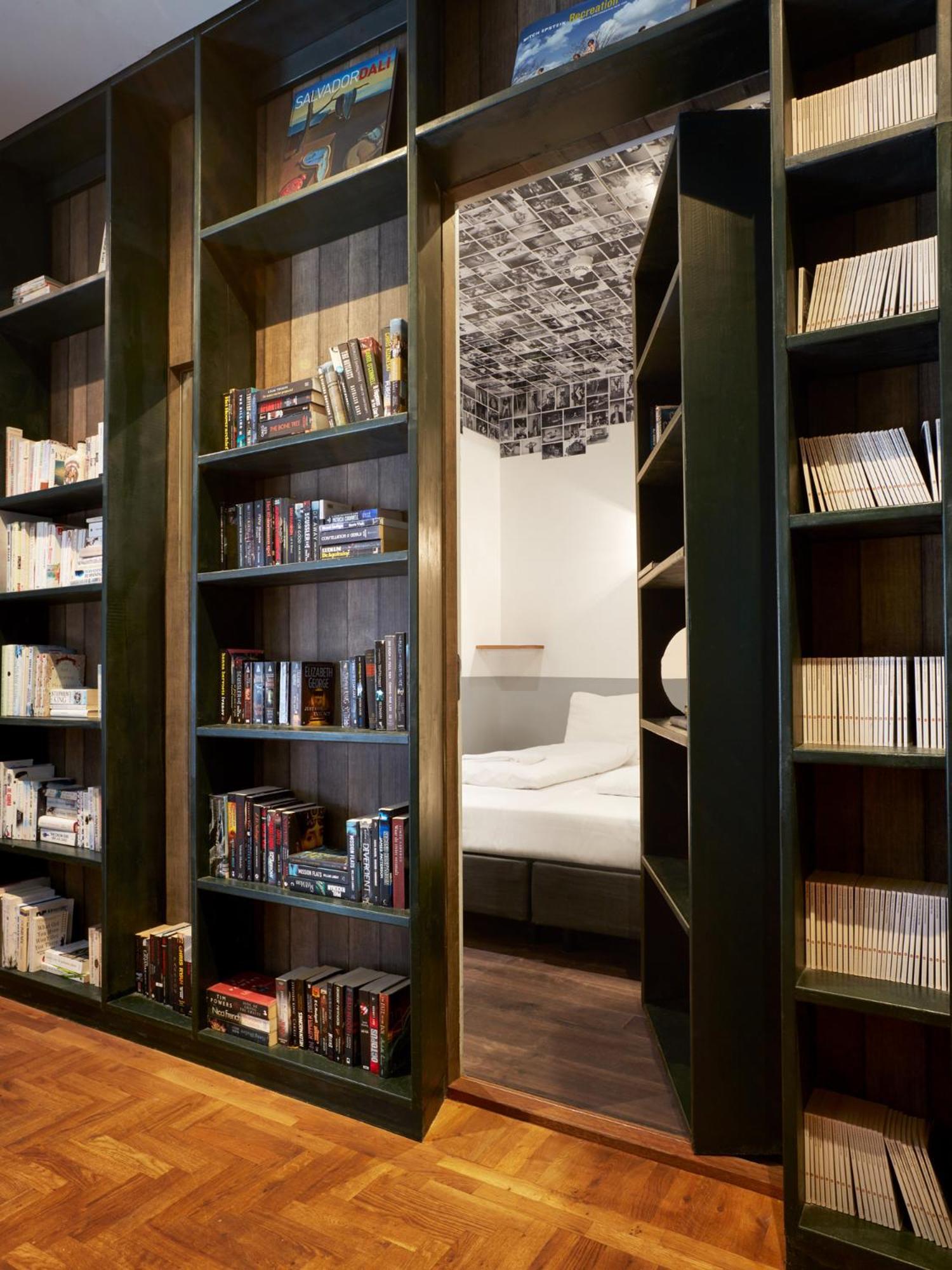 Secret Bookcase M (shared bathroom),1706865270:JPEG