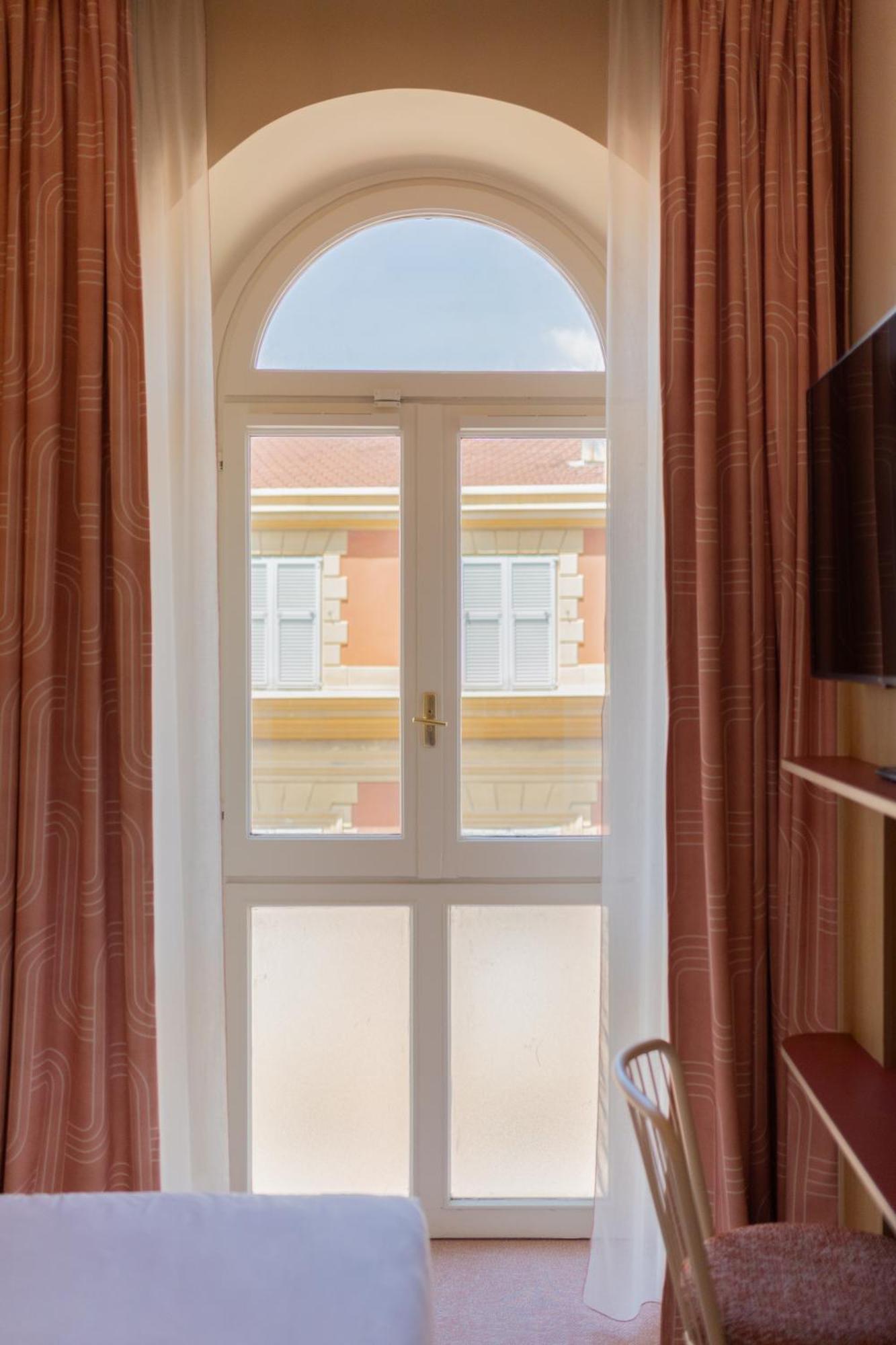 Double Room City View,1722919394:JPEG