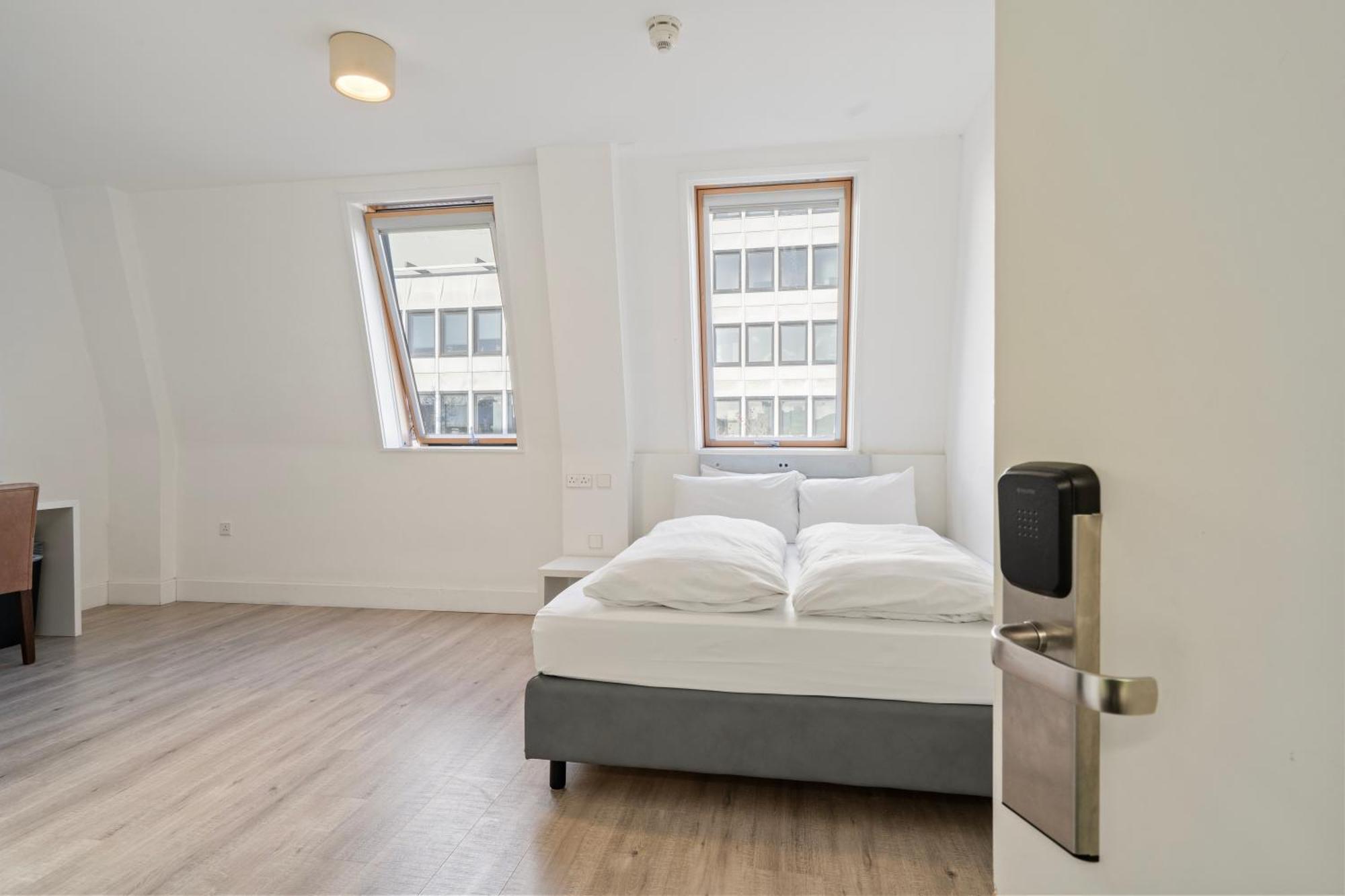 Queen Room,1739429803:JPEG