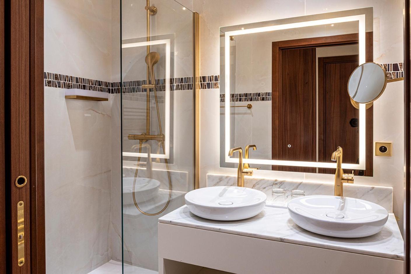 One-Bedroom Apartment with Street View,1742586841:JPEG