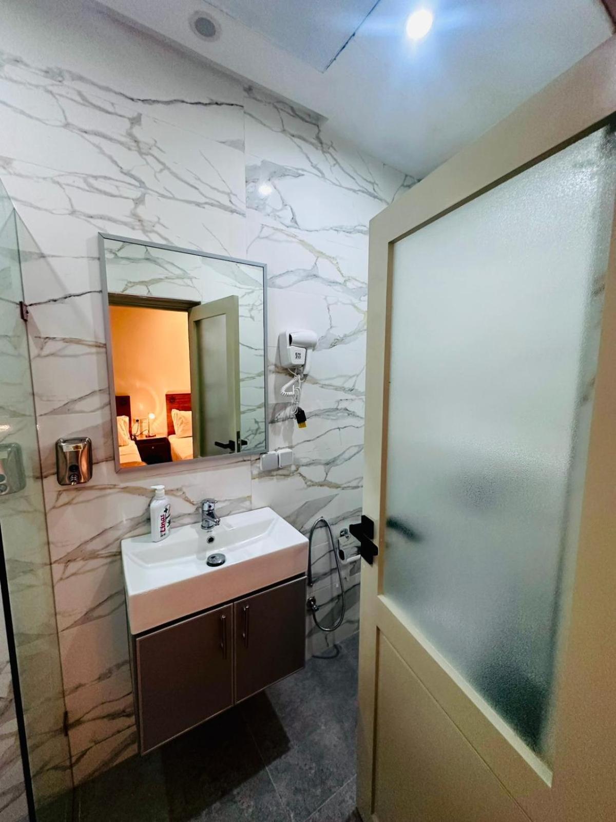 Chambre Lits Jumeaux avec Salle de Bains Privative
