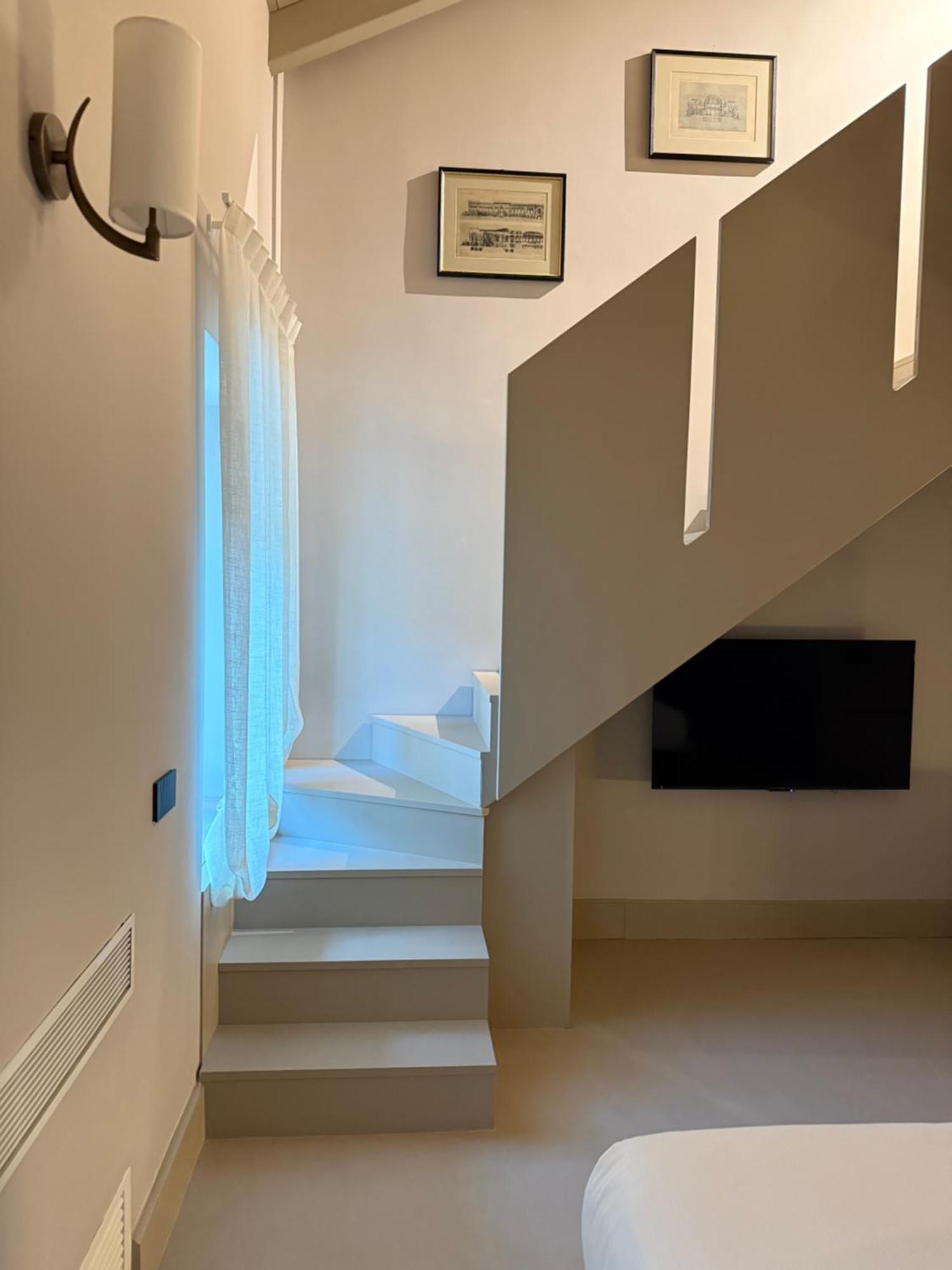 Executive Suite,1742927306:JPEG