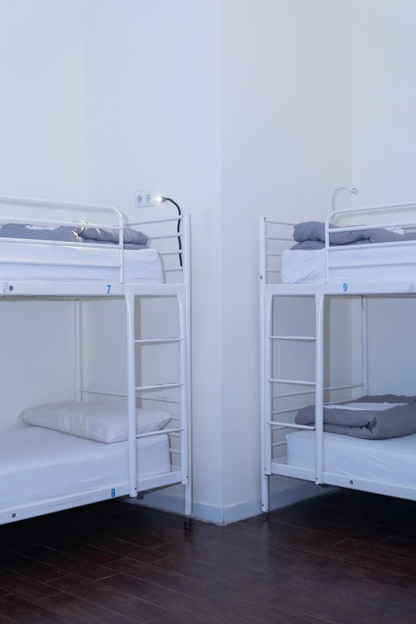 Lit Simple dans Dortoir de 10 Lits