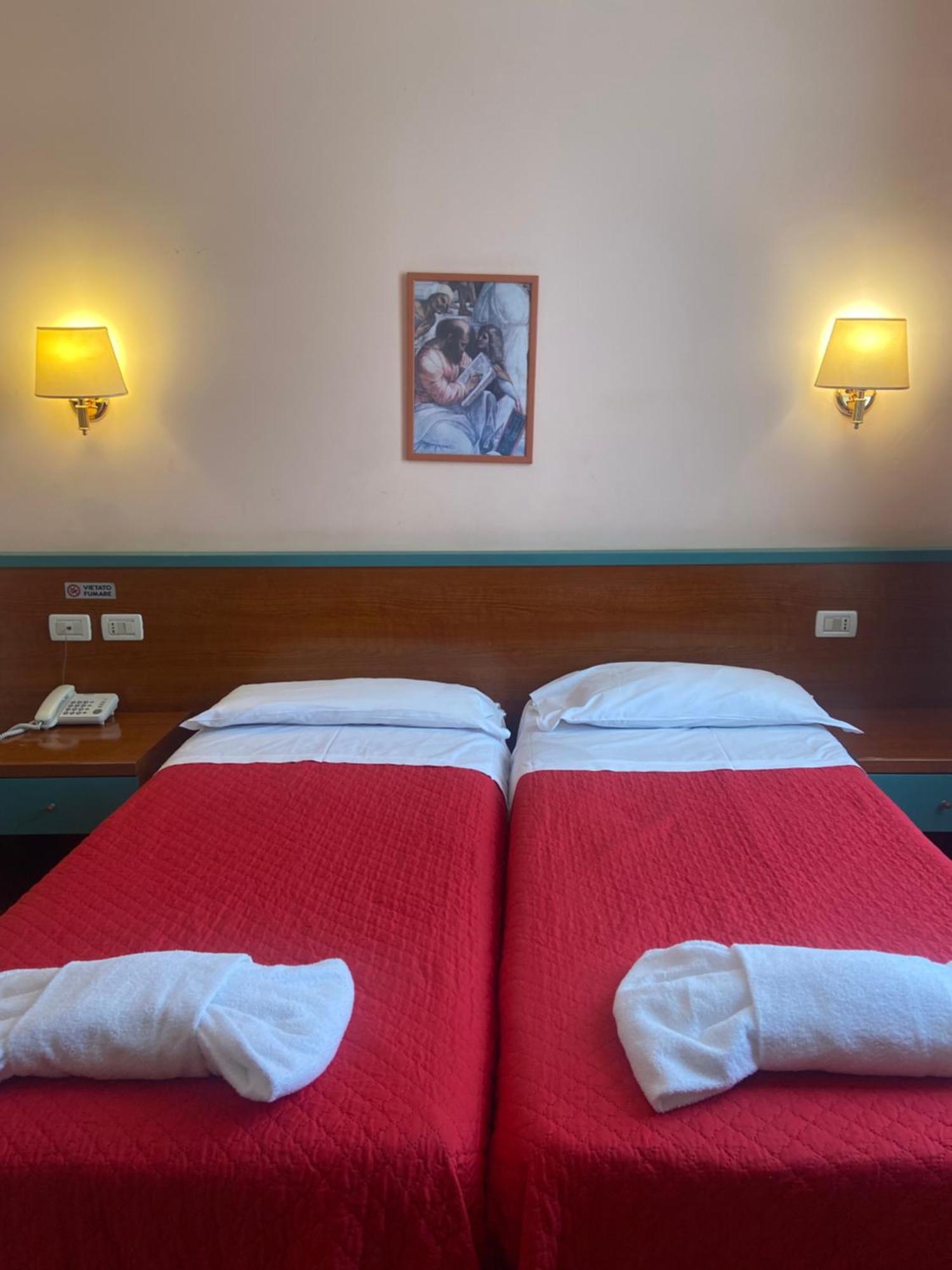 Twin Room,1756552893:JPEG