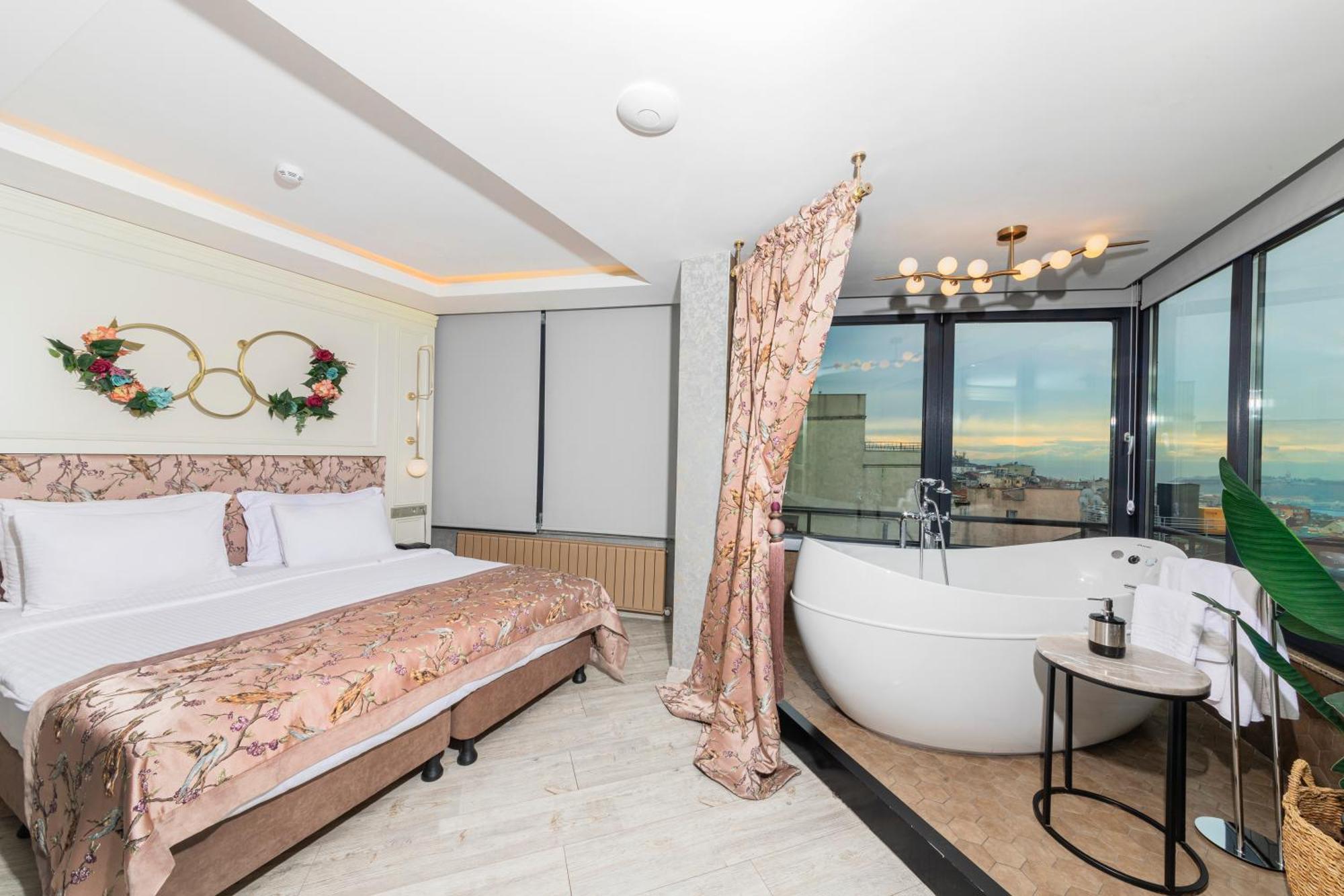 King Suite with Jacuzzi and Sea View