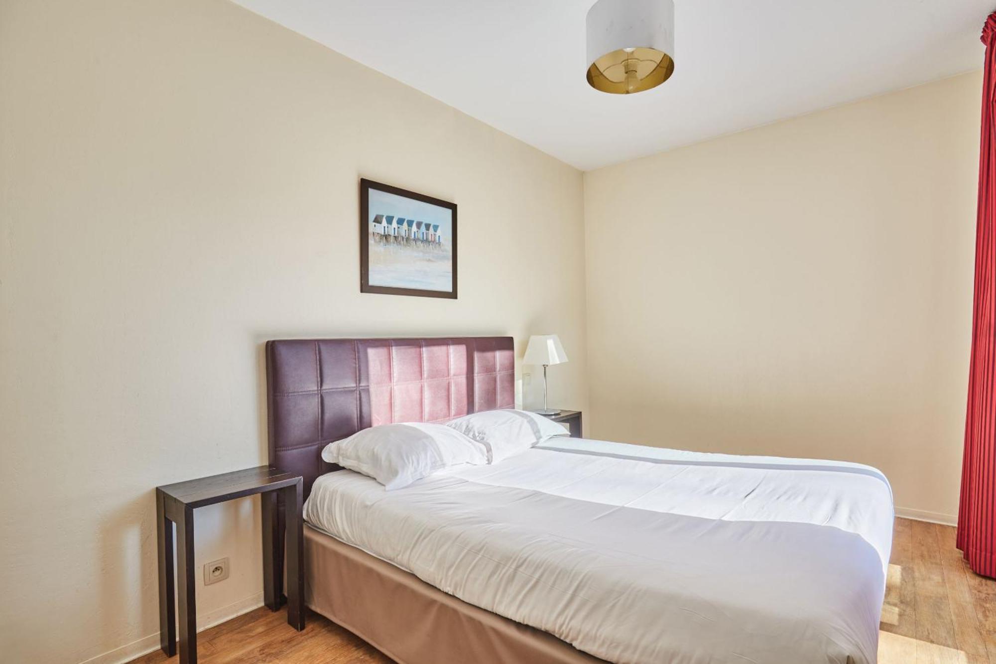 Superior One-Bedroom Apartment Balcony,1758531667:JPEG
