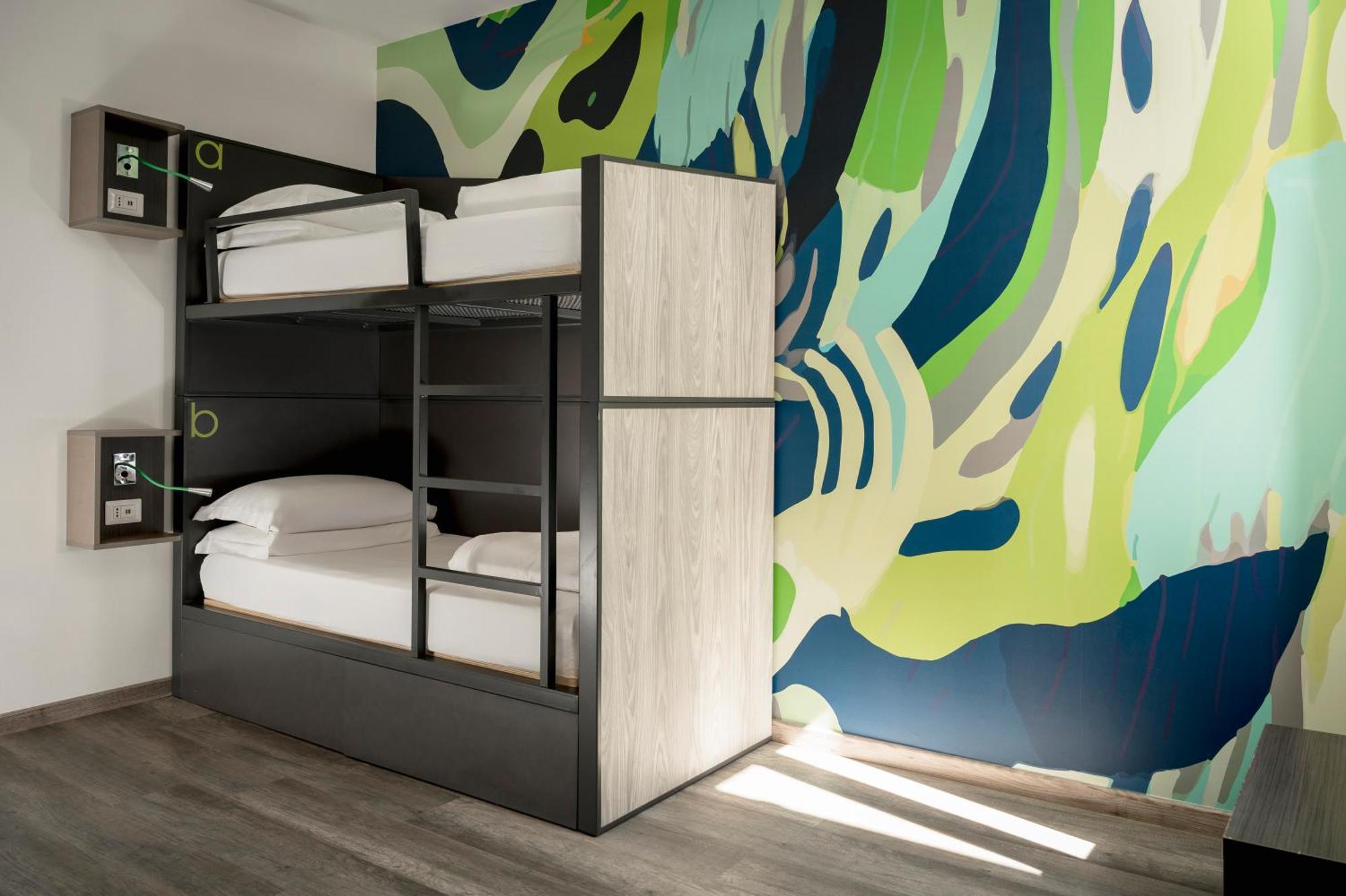 Chambre Lits Jumeaux avec Lits Superposés et Salle de Bains Privative