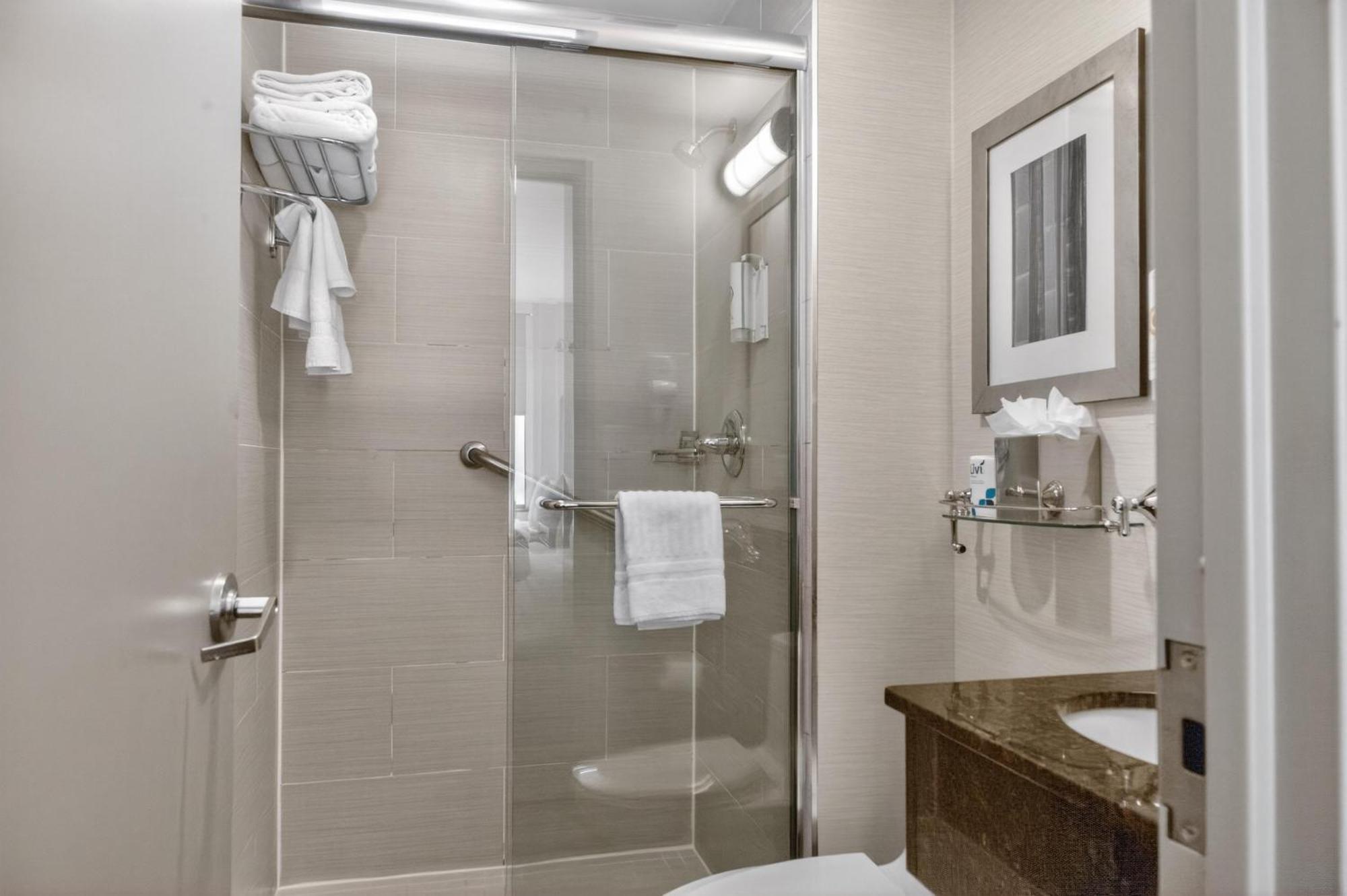 Chambre Lit Queen-Size Accessible aux Personnes à Mobilité Réduite avec Douche à l'Italienne - Non-Fumeurs