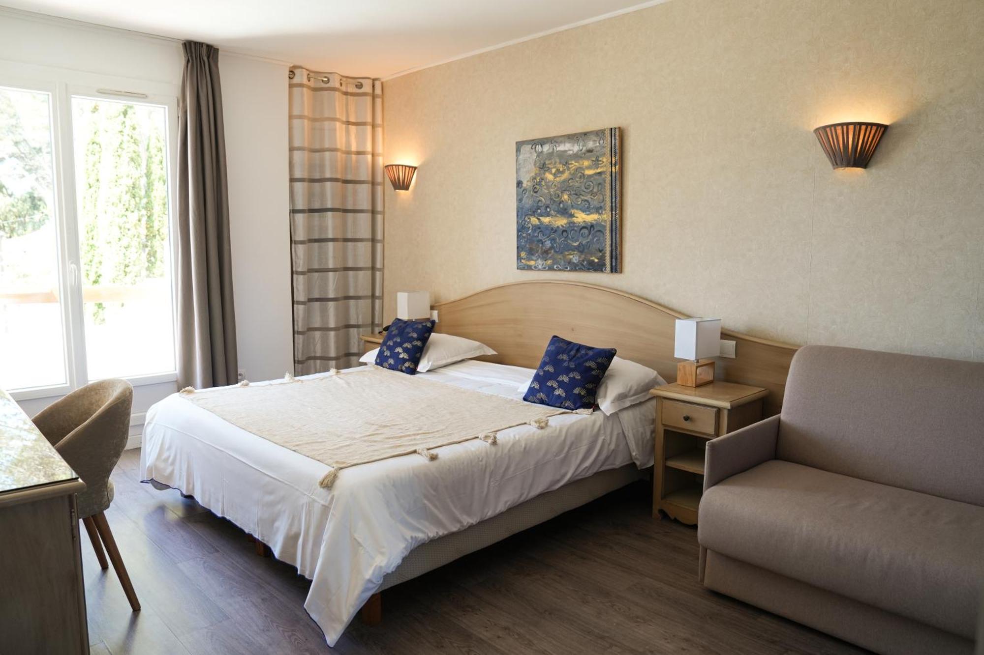 Chambre Triple Supérieure avec Vue sur la Piscine