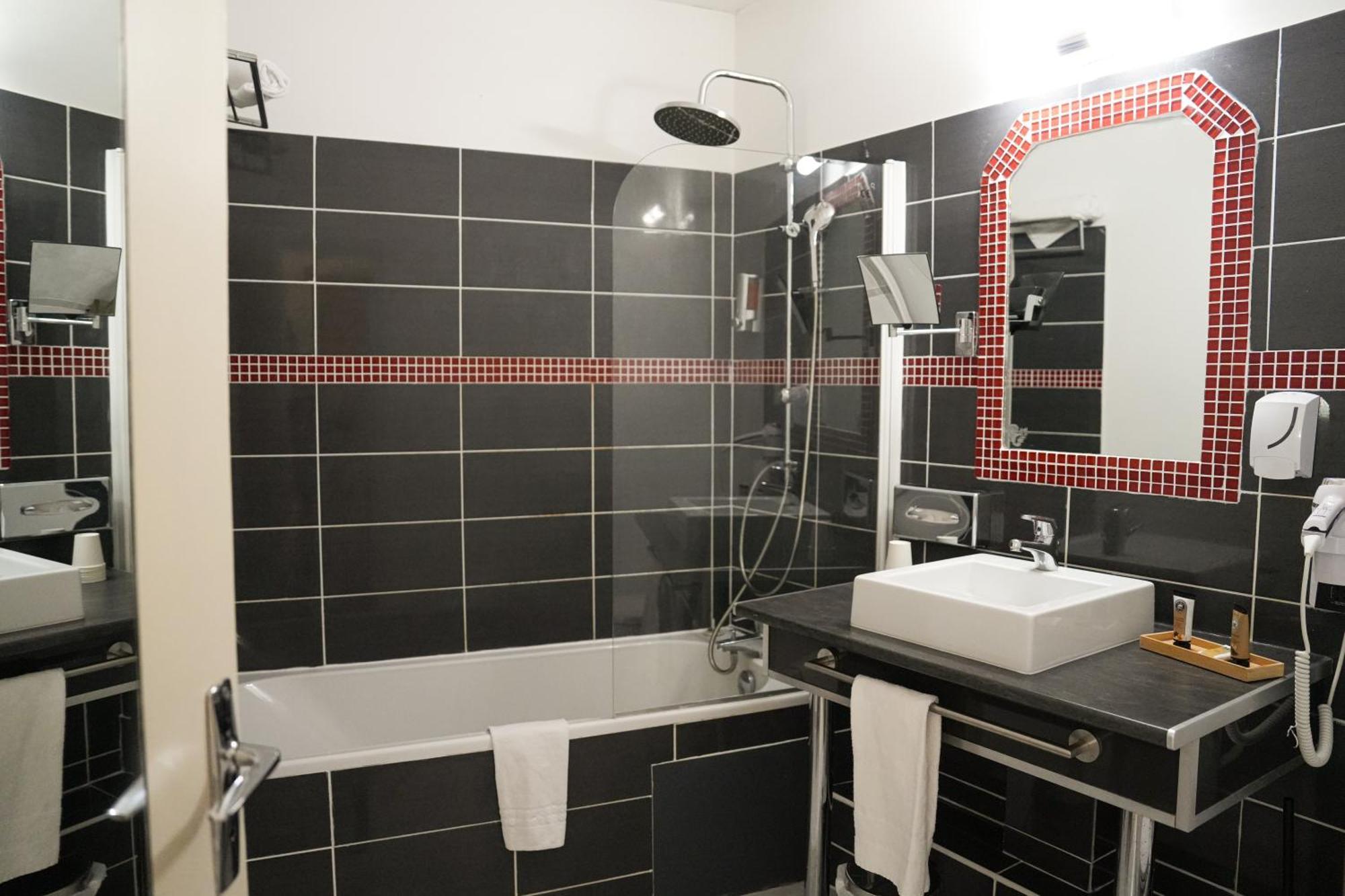 Chambre Quadruple Supérieure avec Vue sur la Piscine