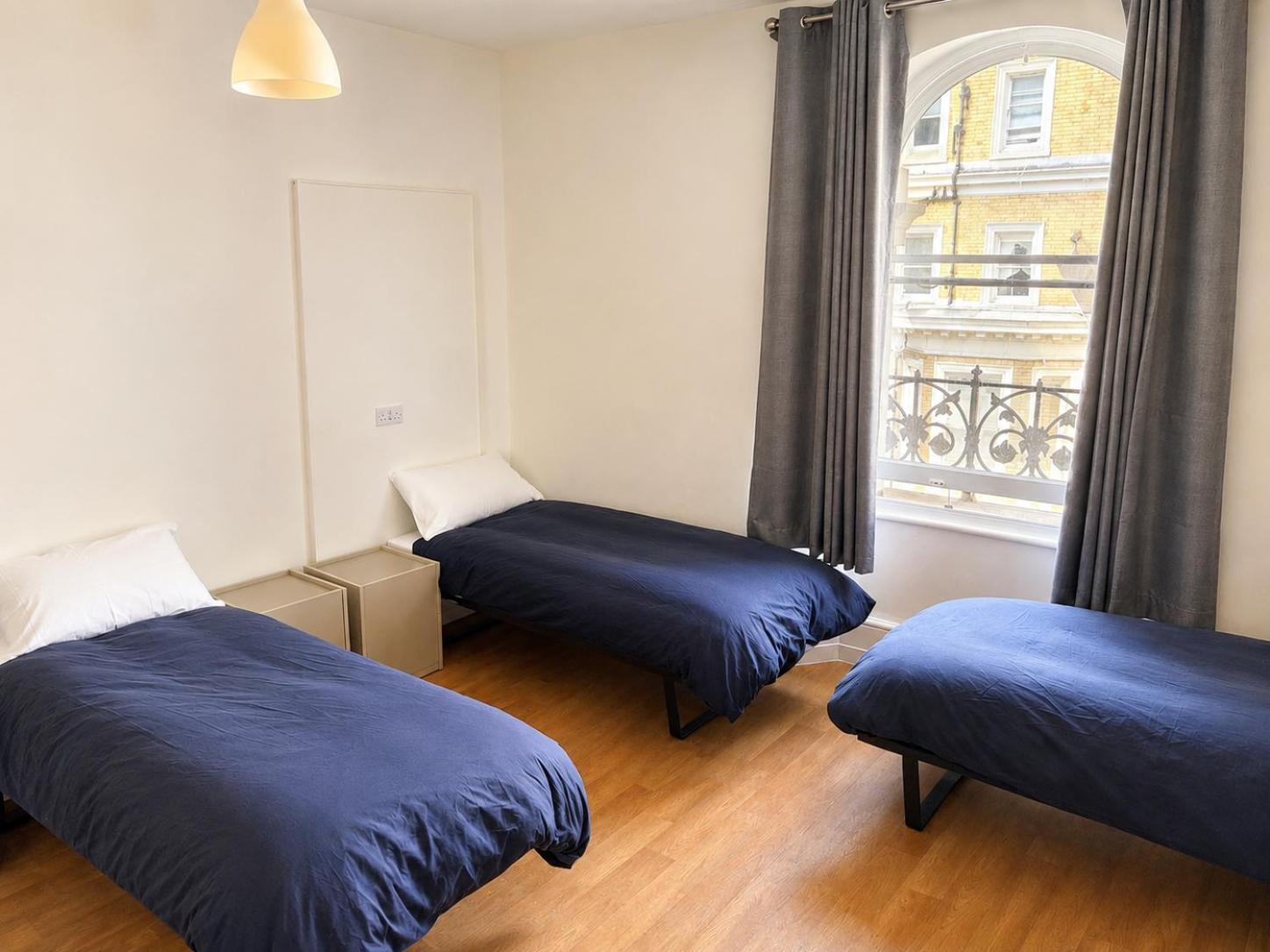 Lit Simple dans Dortoir pour Hommes