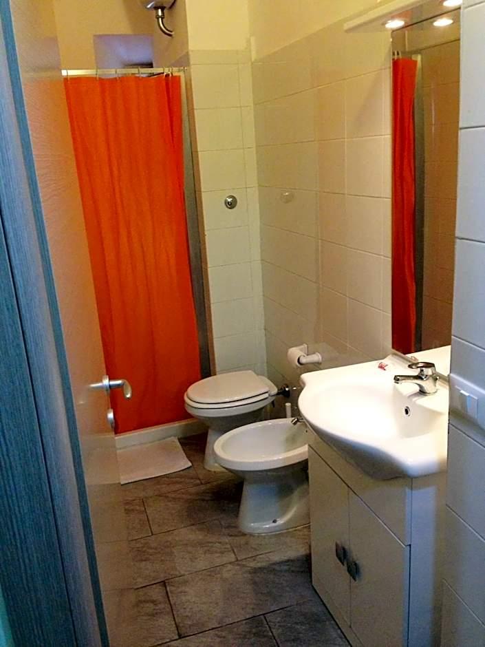 Chambre Double ou Lits Jumeaux avec Salle de Bains Commune