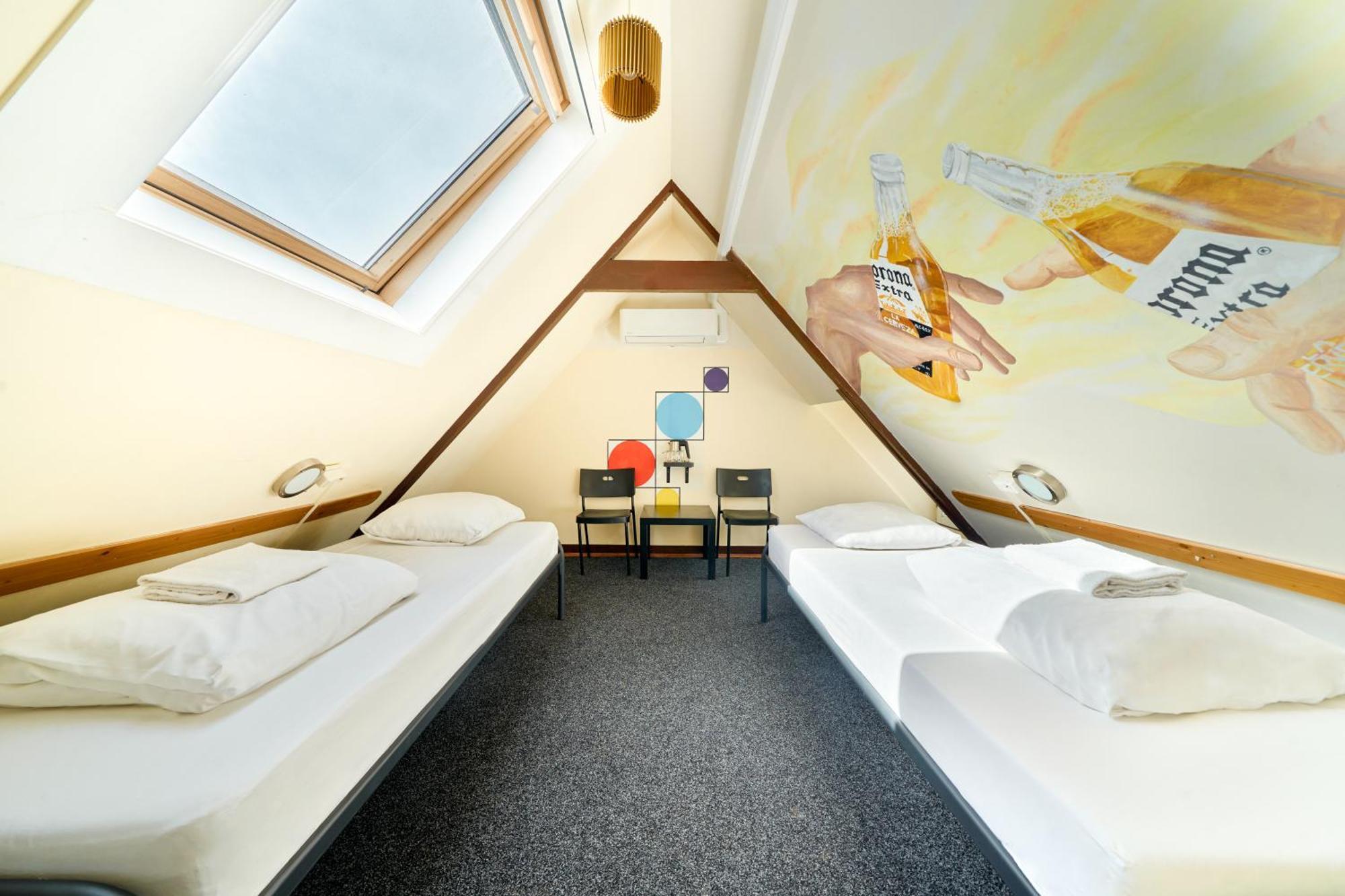 Chambre Lits Jumeaux avec Salle de Bains Commune