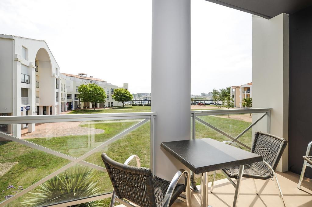 Suite - Vue sur Port
