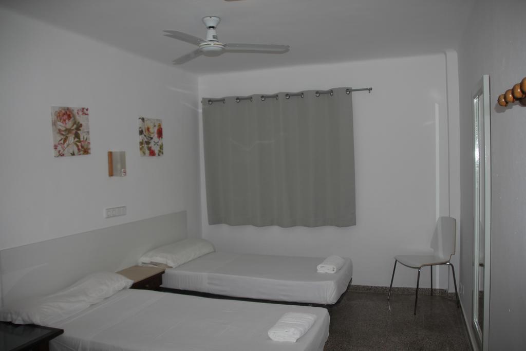 Chambre Simple avec Toilettes et Douche Communes
