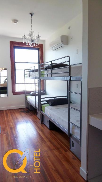 Lit Simple dans Dortoir pour Femmes de 4 Lits