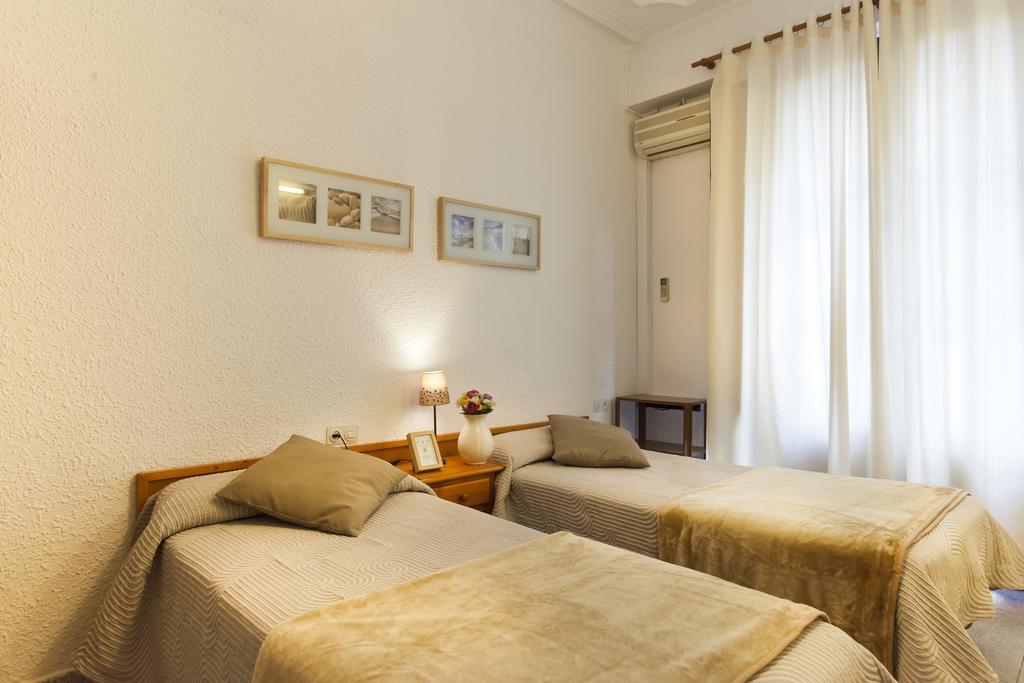 Chambre Lits Jumeaux avec Toilettes Communes