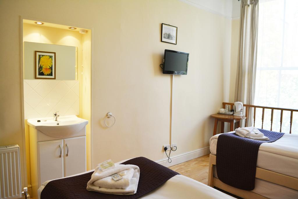Chambre Lits Jumeaux avec Salle de Bains Commune