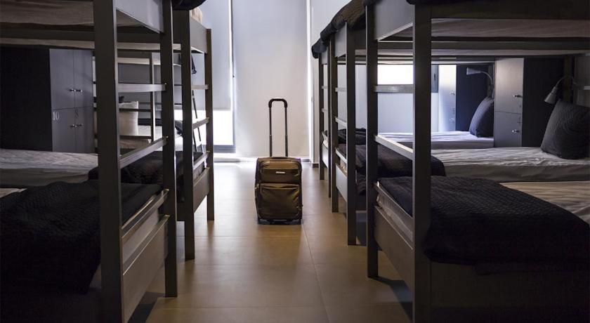 Lit Simple dans Dortoir pour Femmes de 14 Lits