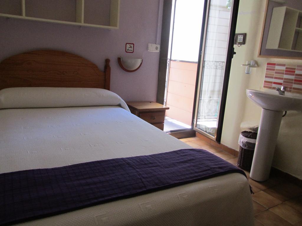 Small Double Room,378910990:JPEG