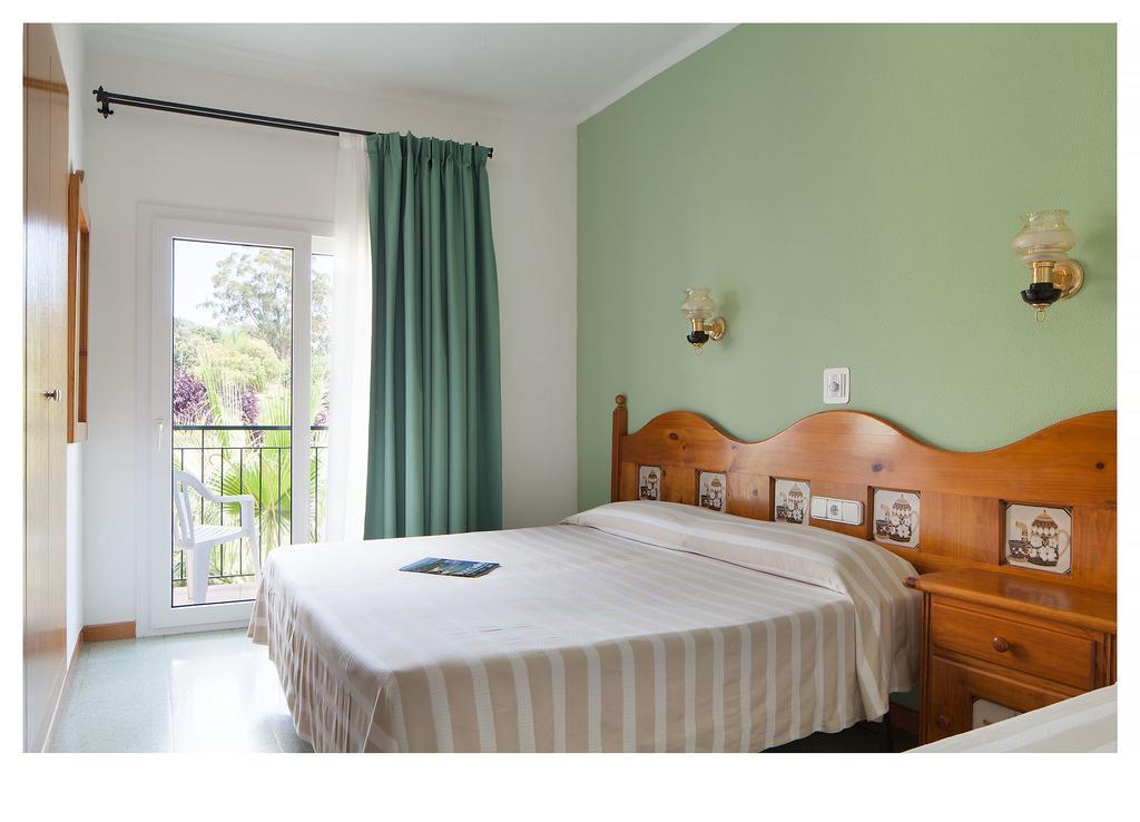 Chambre Triple (2 Adultes & 1 Enfant)