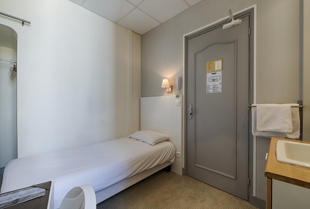 Chambre Simple avec Toilettes et Douche Communes