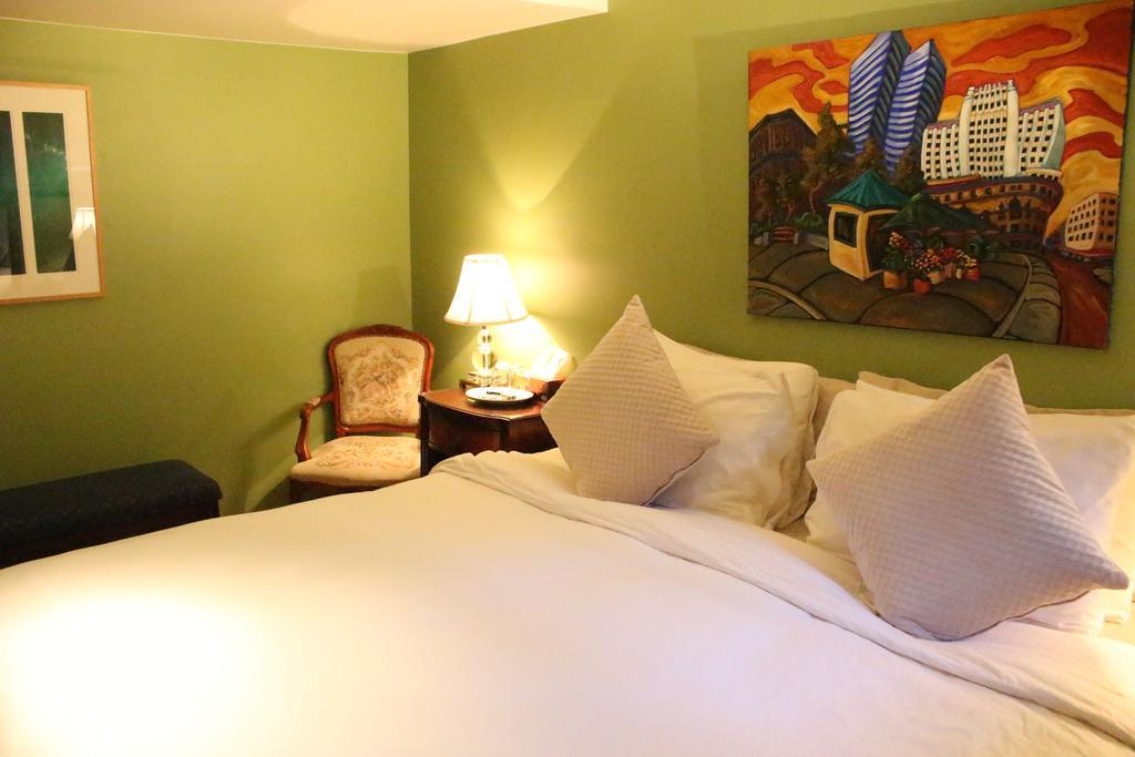 Queen Room with Shared Bathroom,684043521:JPEG