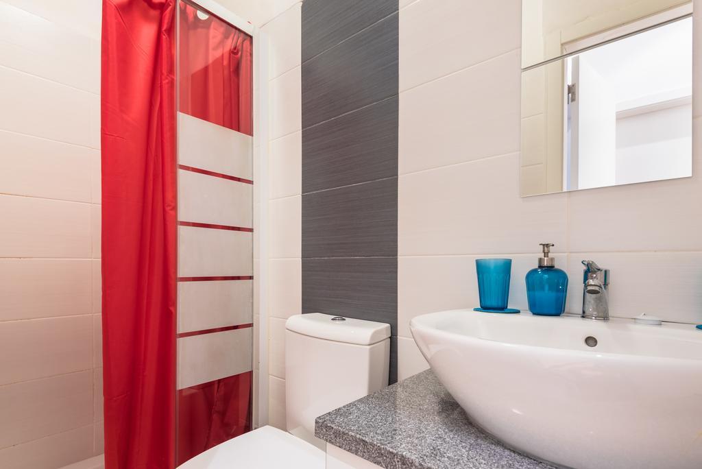Chambre Double avec Balcon - Salle de Bains Privative (Hors Chambre - Clé Fournie)