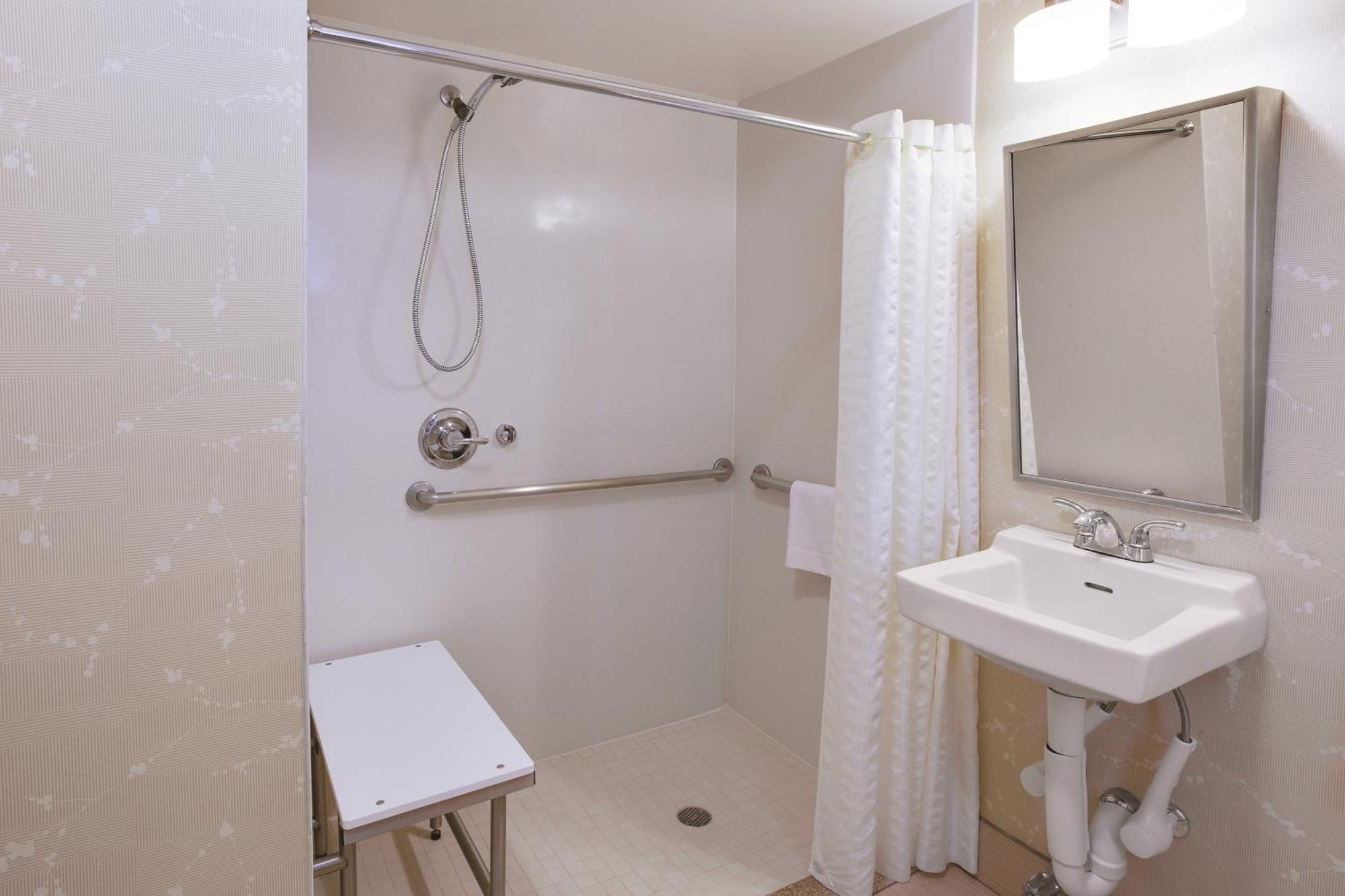 Chambre Lit King-Size - Accessible aux Personnes à Mobilité Réduite