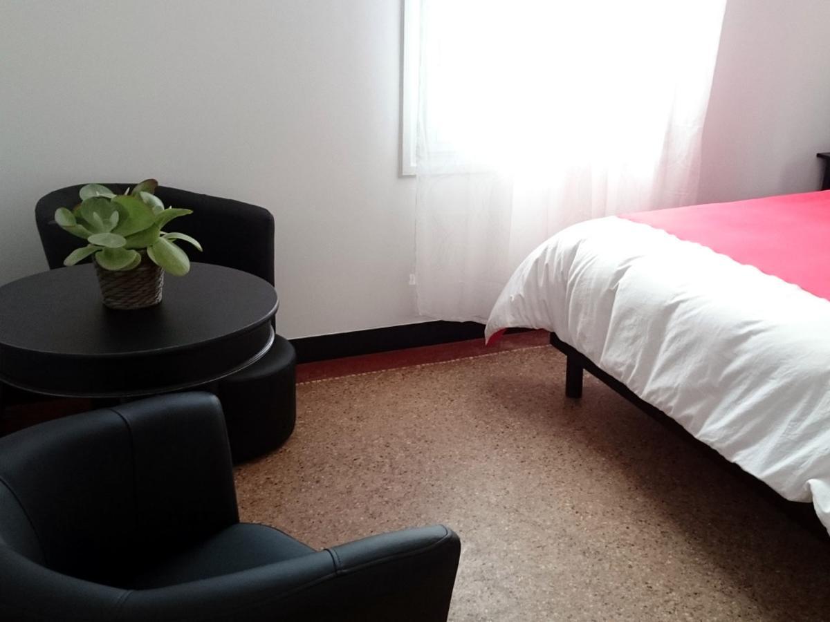 Chambre Lit Queen-Size avec Salle de Bains Commune