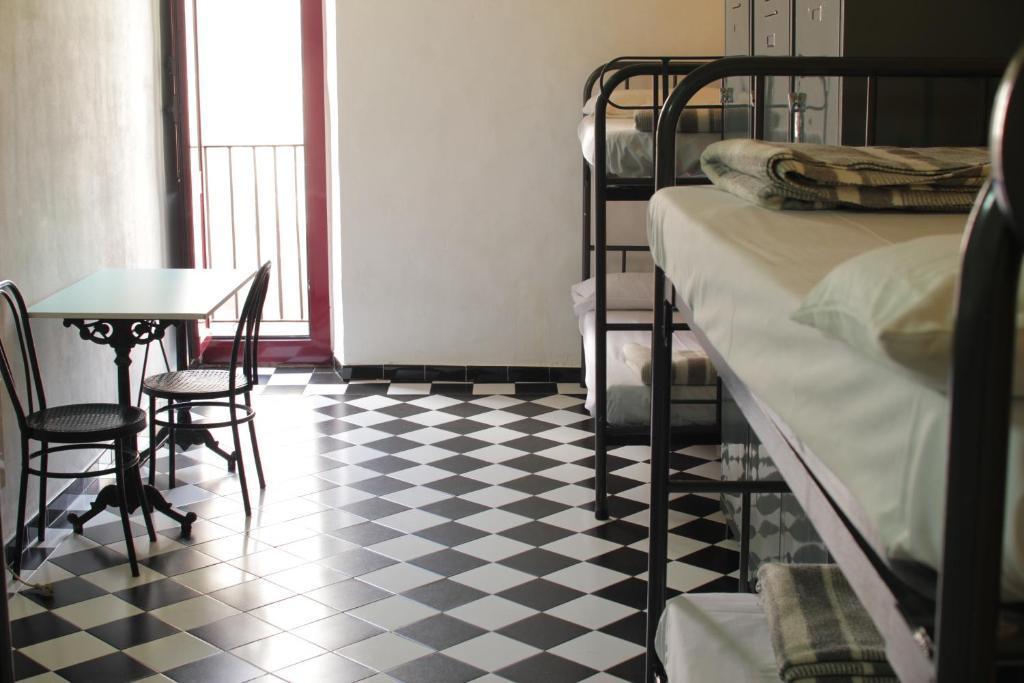 Lit Simple dans Dortoir Mixte de 6 Lits avec Salle de Bains Commune