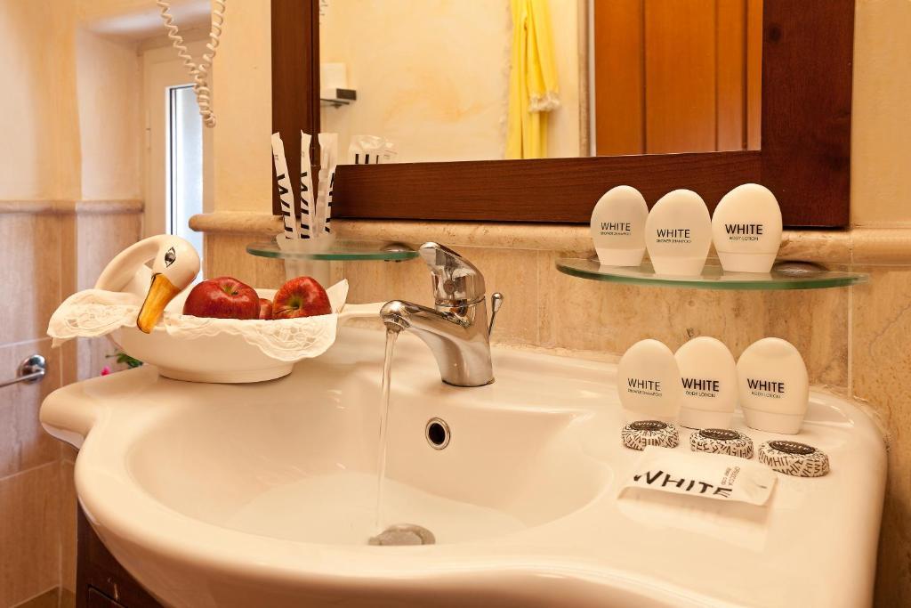 Standard Double Room with Single Sofa Bed and Free Hot Breakfast,258028725:JPEG