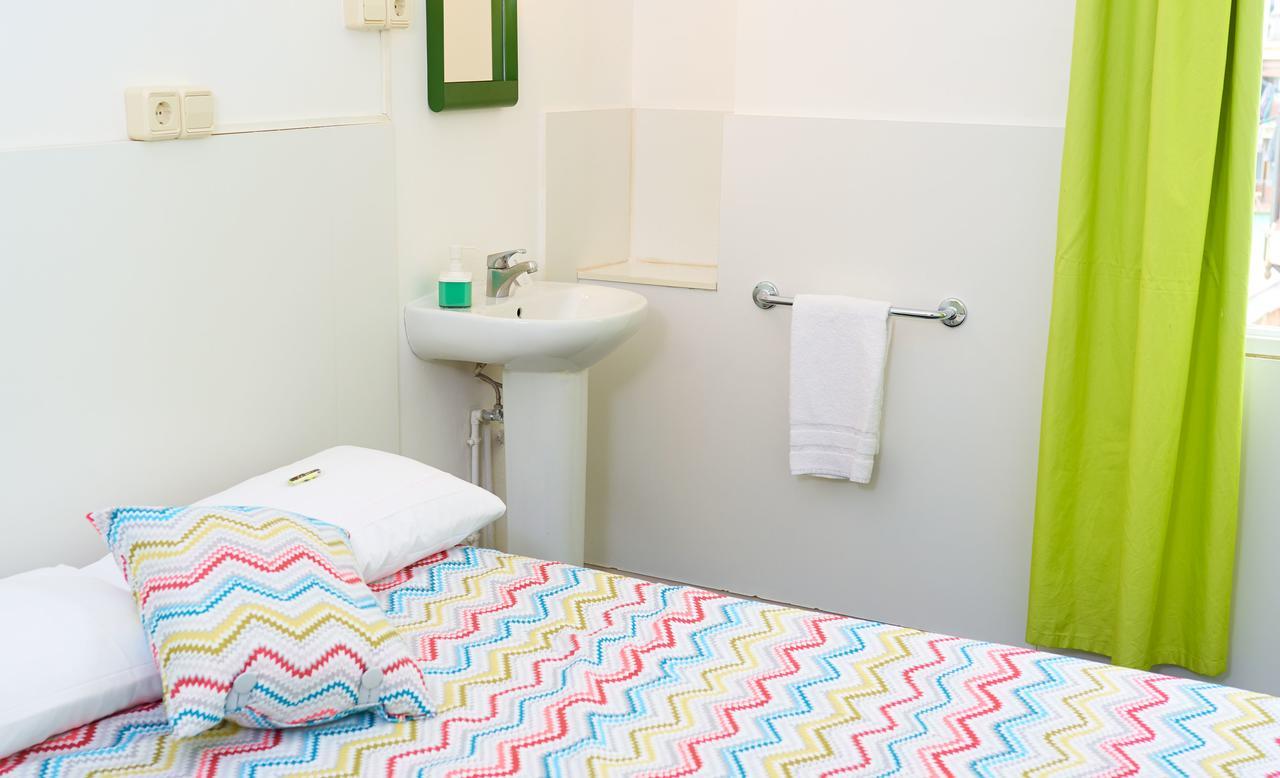 Chambre Lits Jumeaux avec Salle de Bains Commune
