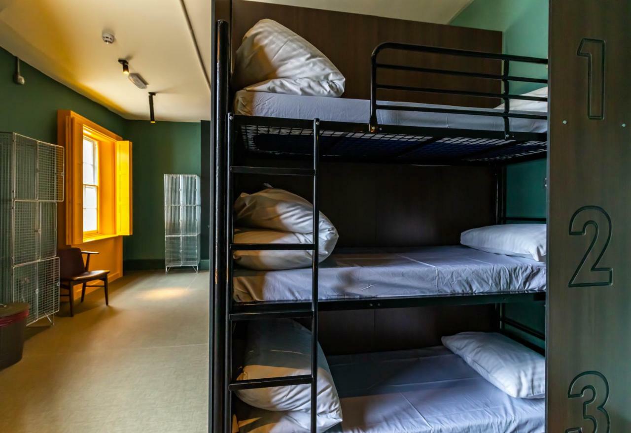 Lit dans Dortoir pour Femmes de 9 Lits avec Salle de Bains Commune