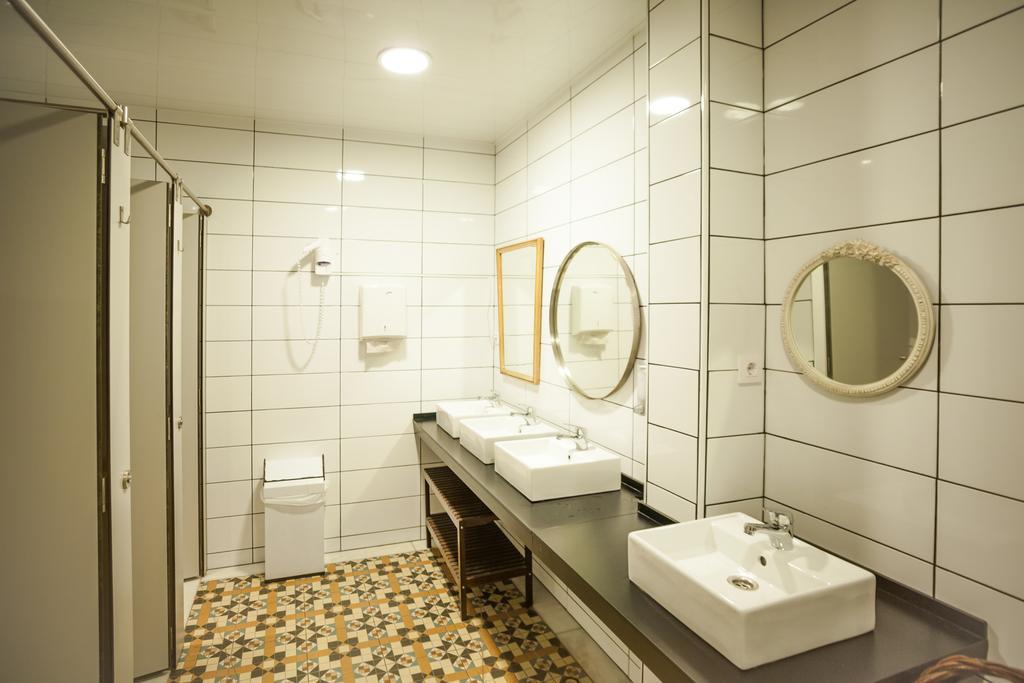 Lit dans Dortoir Féminin de 12 Lits