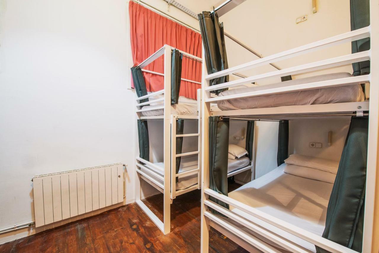 Chambre 6 Lits Privée (Salle de Bains Commune)