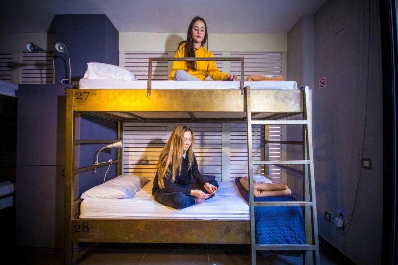 Lit Simple dans Dortoir pour Hommes de 16 Lits