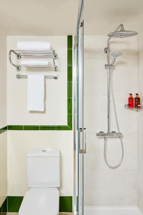 Chambre Lit King-Size pour Personnes à Mobilité Réduite – Douche Accessible en Fauteuil Roulant - Non-Fumeurs