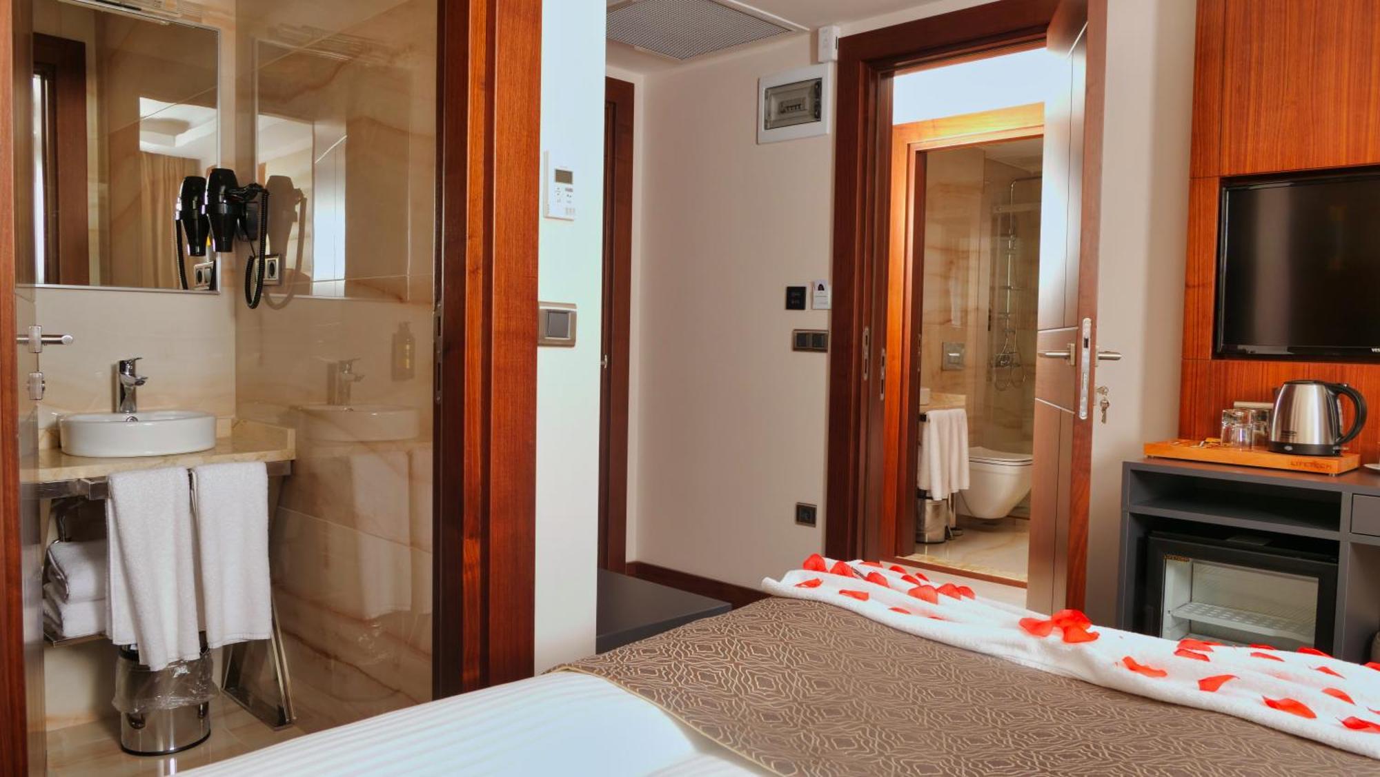 Connecting Family Room,969222976:JPEG