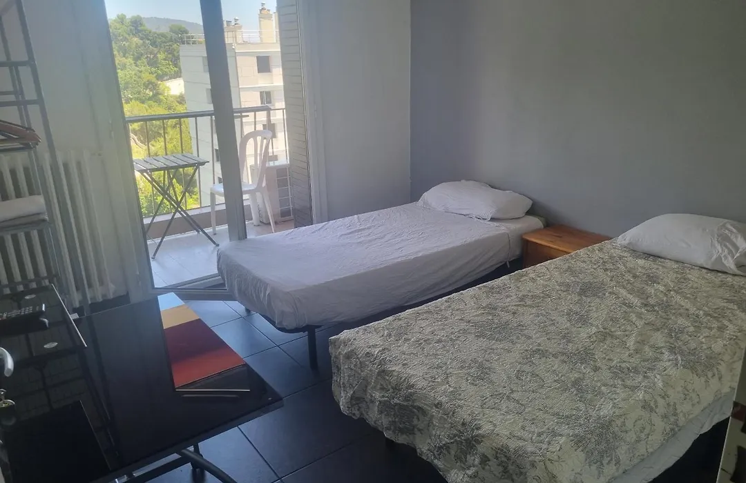 NEW CHEAP PRIVATE ROOM, KITCHEN , OVERWIEUW sea,TRAM on spot, 12 minutes from nice train station with tram , beach in 17 min tram , CHAMBRE PRIVÉE pas cher, cuisine équipée , tram sur place, APERÇU mer, 12 min de la gare de Nice avec le tram, 17 min-1