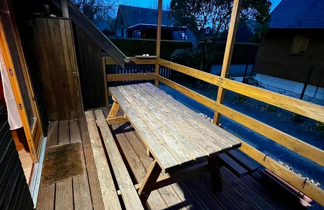 Agréable chalet dans un site protégé avec terrasse, piscine et tennis-1