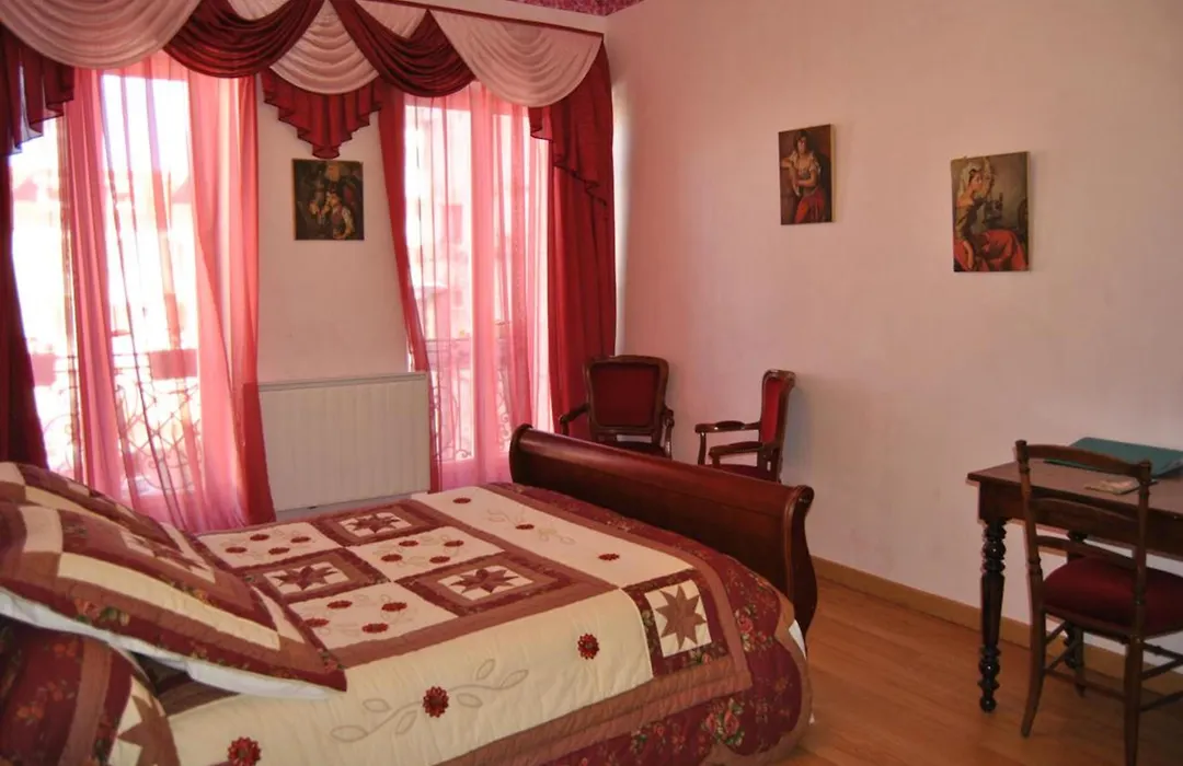 Au Pied du Chateau-1