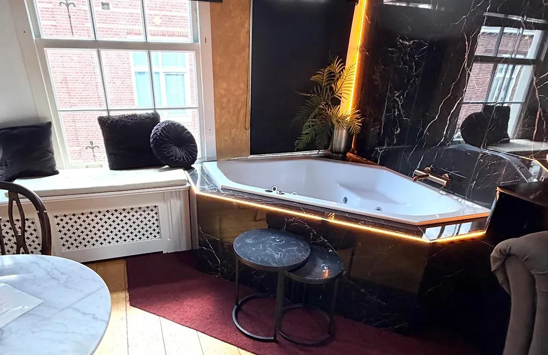 The Smallest Hotel In Amsterdam-1
