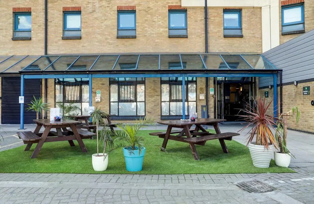 Ibis Styles London Excel-1